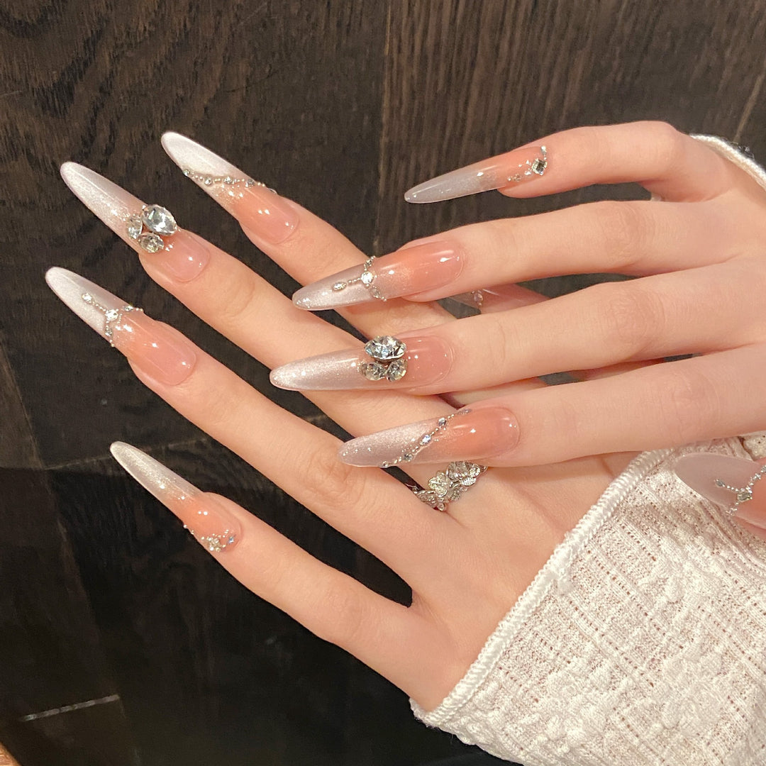 Dekorative Press-On Nägel mit Strass-Akzenten