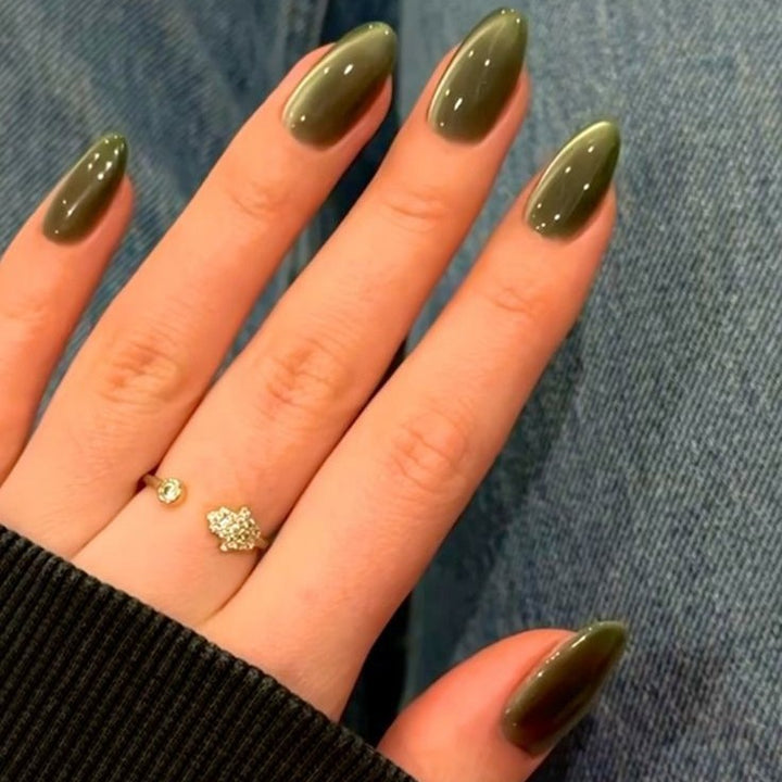 Kunstnägel mit Luxuriösem Glanz und Schimmernder Textur Karnz