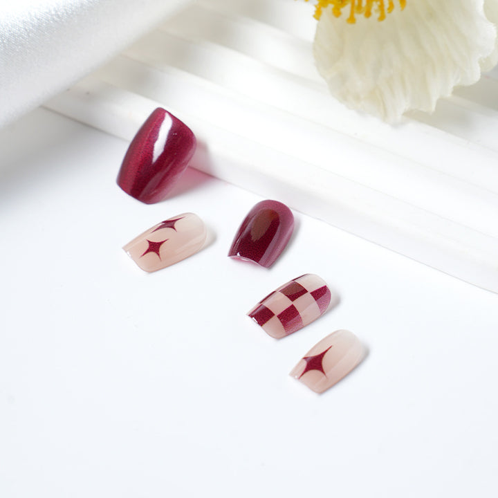 Künstlerisches Press-On-Nagelset mit einzigartigen geometrischen Designs Karnz