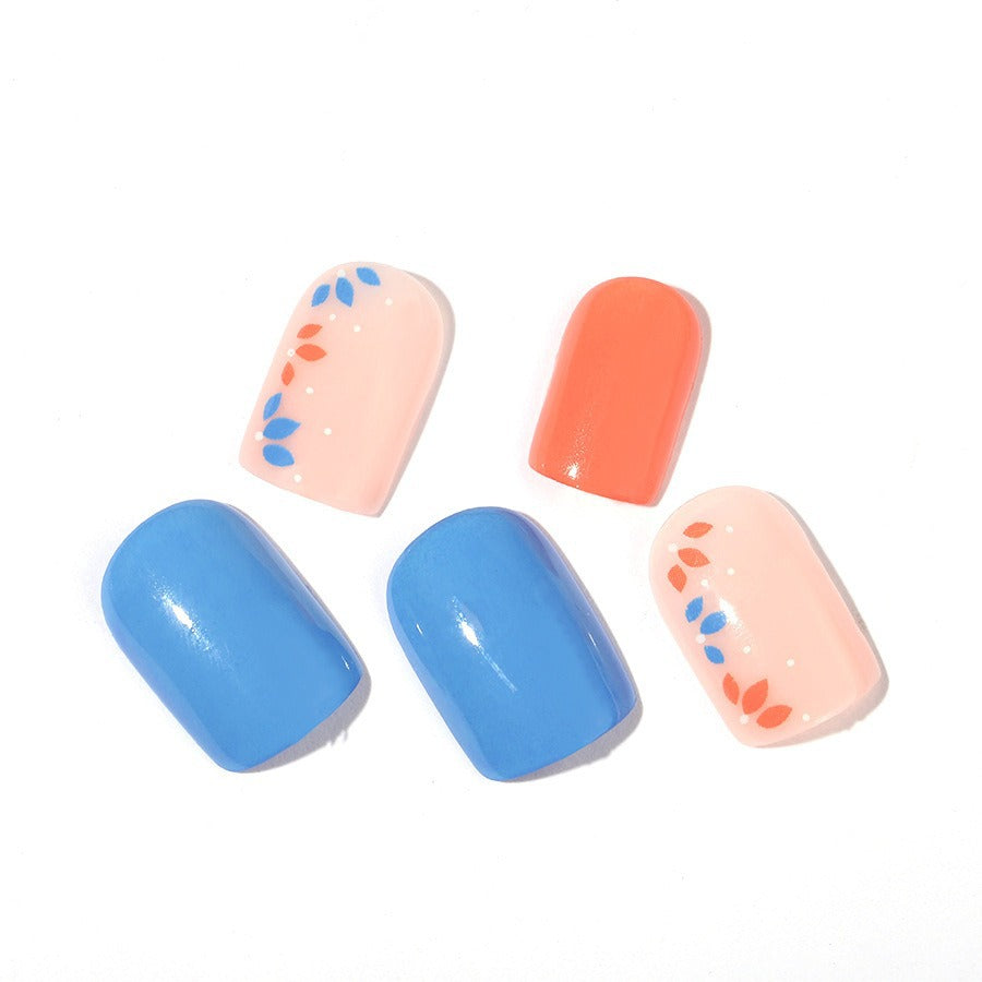 Kreatives Nagelset mit floralem und glamorösem Design Karnz