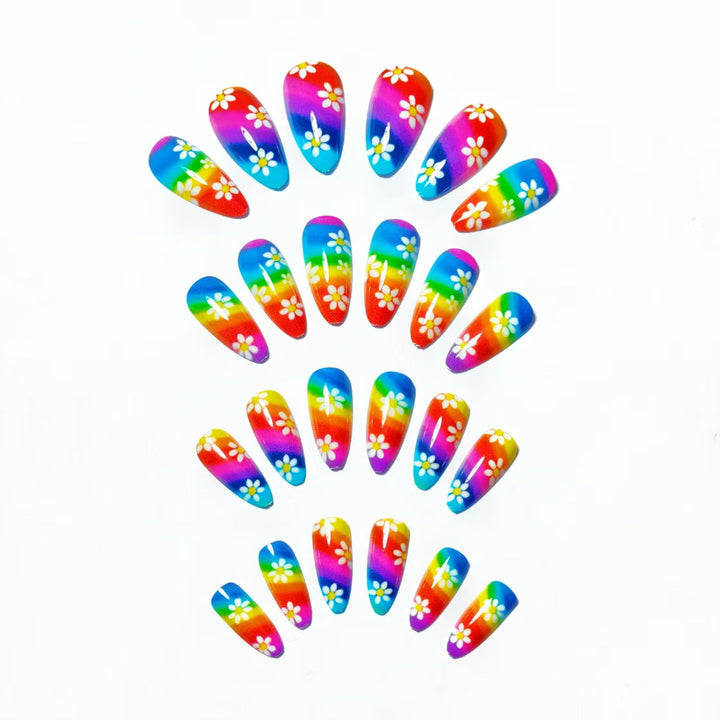 Kreative Kunstnägel mit Buntem Regenbogen-Design und Verspielten Blütenmotiven Karnz