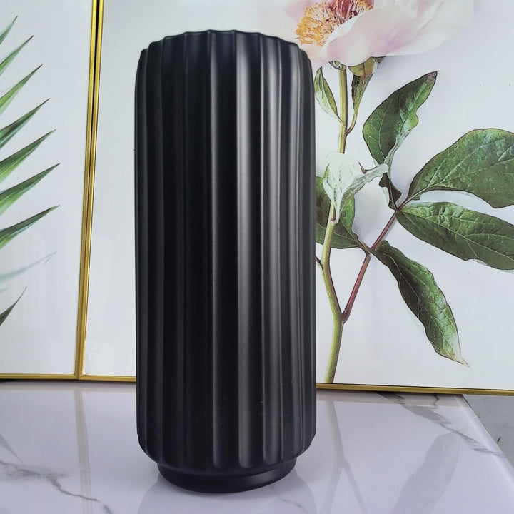 Dekorative vertikale gerippte Vase Karnz