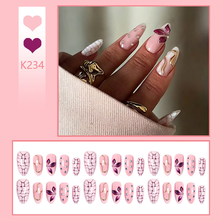 Kunstnagelset mit glamourösem Design und funkelnden Akzenten Karnz