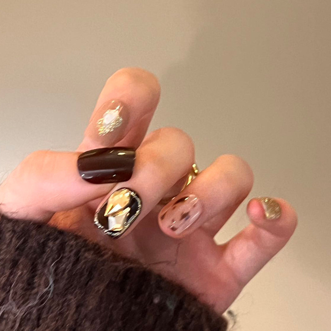 Kunstvolle Nagelkunst mit Schleifen- und Herzdesign Karnz