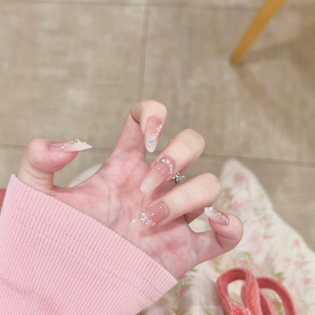 Elegante mit Strass akzentuierte Press-On Nagelkunst