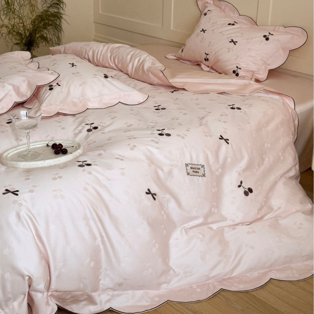 Gerüschter Baumwollsatin Bettwäsche Set mit Kirschen-Stickerei und Kissenbezügen