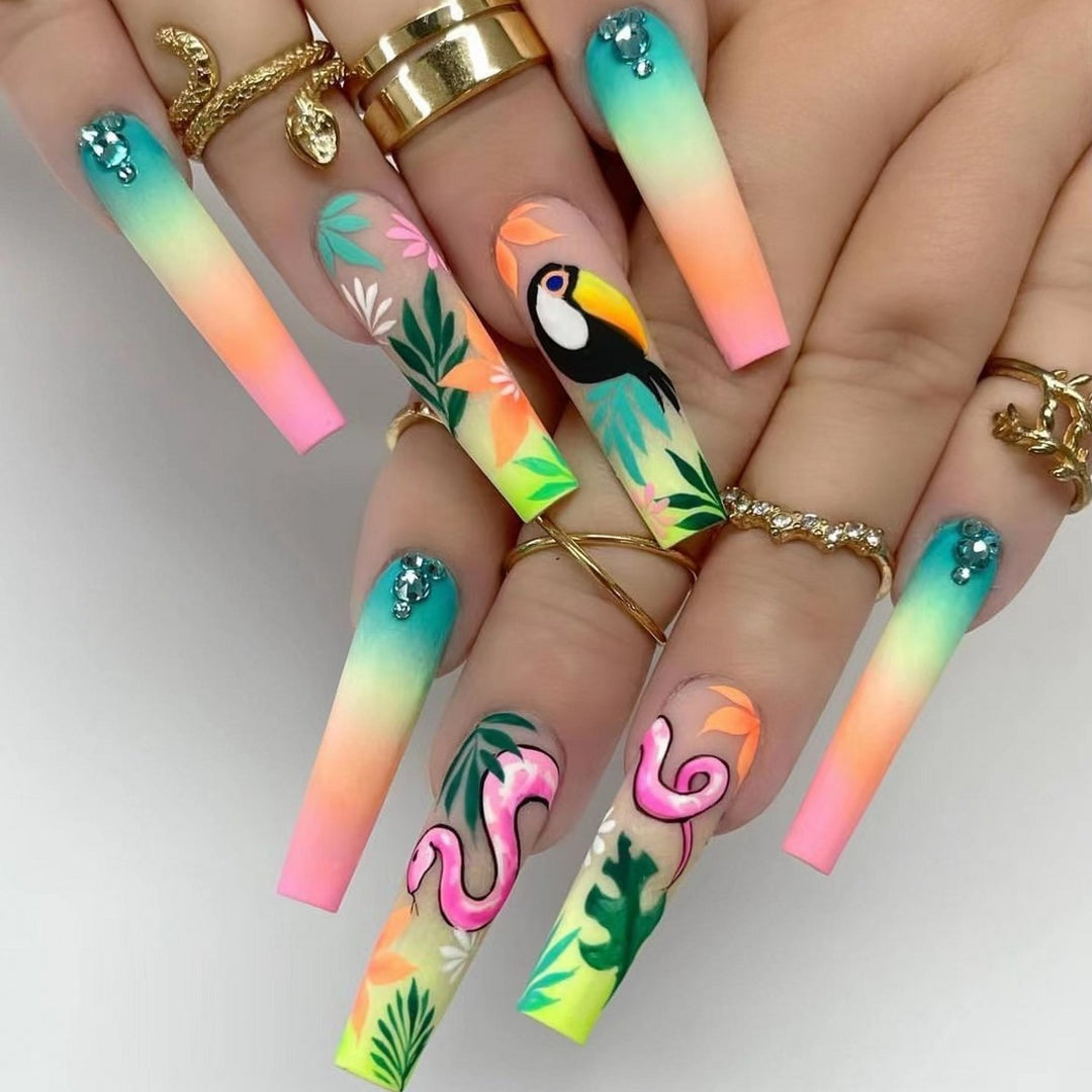 Künstliche Nagelspitzen im tropischen Design Karnz