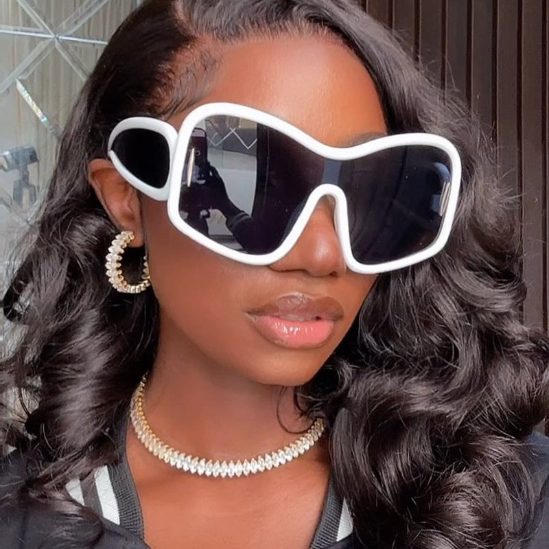 Damen futuristische Sonnenbrille mit extrabreitem Design und schützendem UV-Filter Karnz