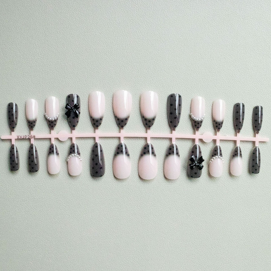 Elegantes Nagelkunst-Set mit Schleifenverzierungen