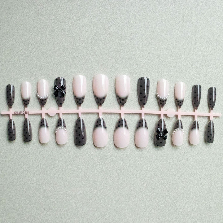 Elegantes Nagelkunst-Set mit Schleifenverzierungen