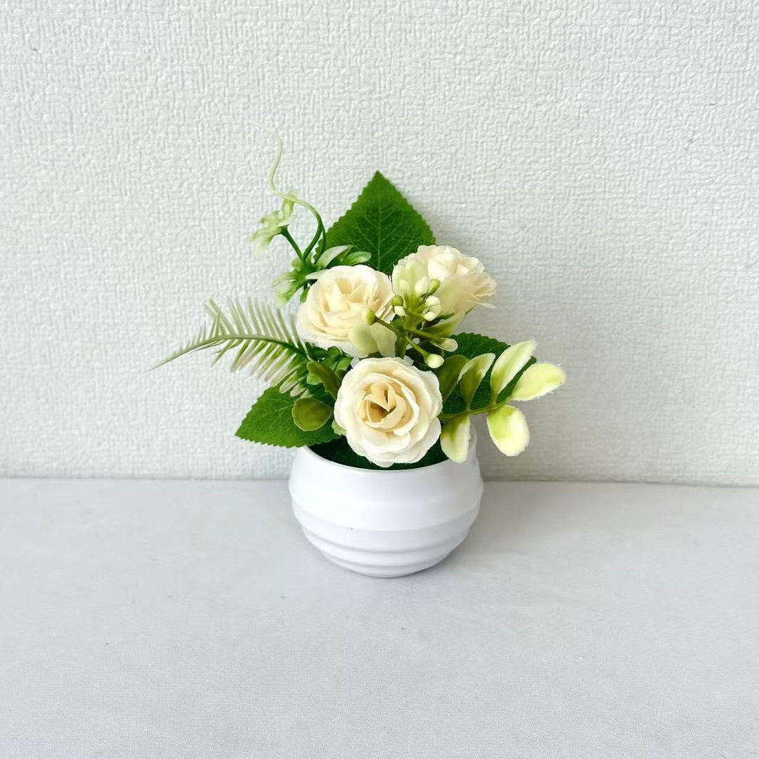 Lebensechte Blumenarrangement in dekorativem Topf für die Wohnkultur