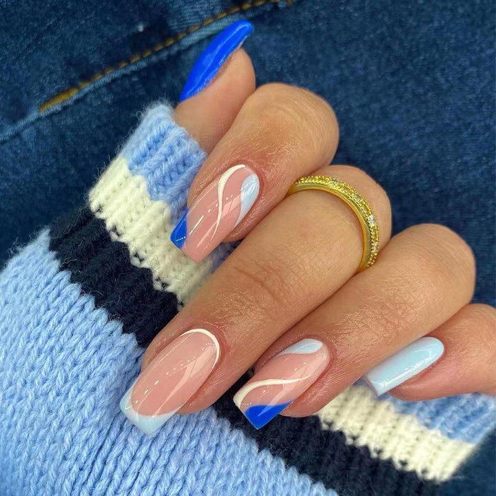 Kunstvolle Nagelverlängerungen mit elegantem Blattmuster Karnz