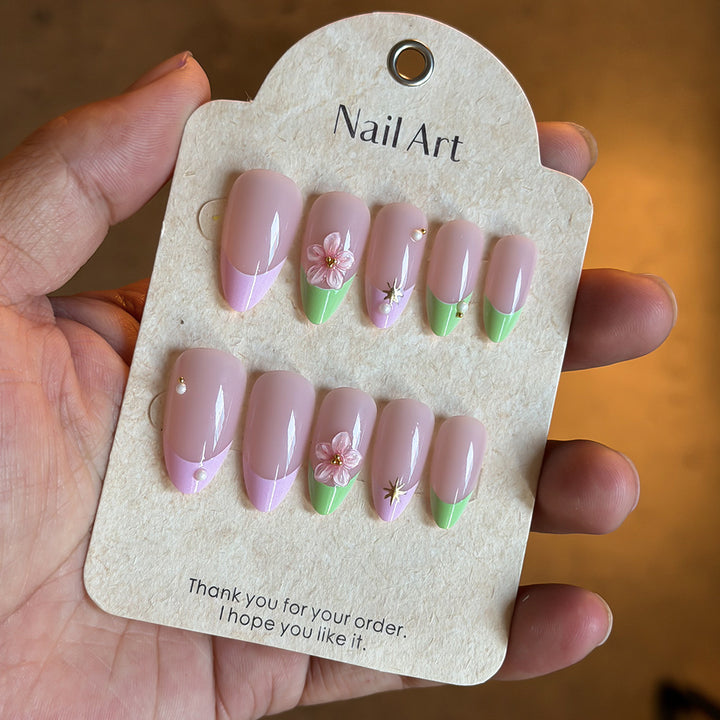 Eleganter mit Blumenakzenten verzierter Press-On-Nagelset Karnz