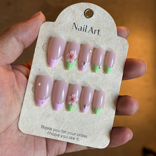 Eleganter mit Blumenakzenten verzierter Press-On-Nagelset Karnz