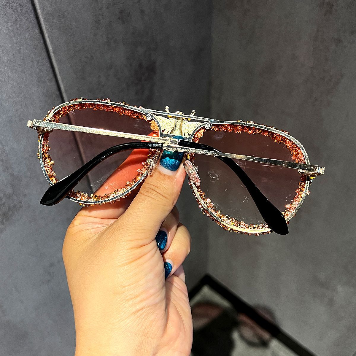 Damen Glamouröse Oversize-Sonnenbrille mit einzigartigem Schmuckrahmen Karnz