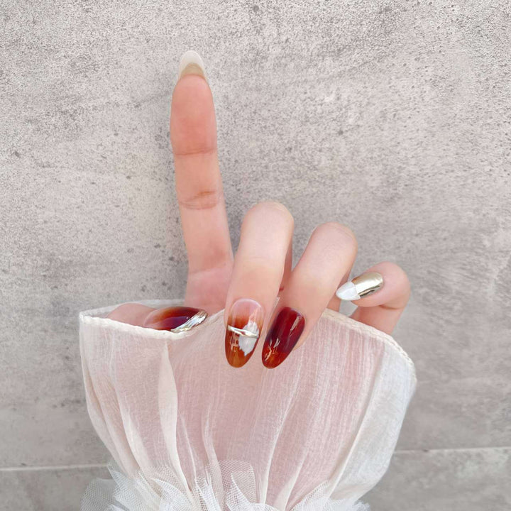 Stylisches Press-On Nail Art Set mit einzigartigen metallischen und Marmor-Designs