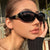 Damen modische Sonnenbrille im geschwungenen Design mit luxuriösen Details Karnz