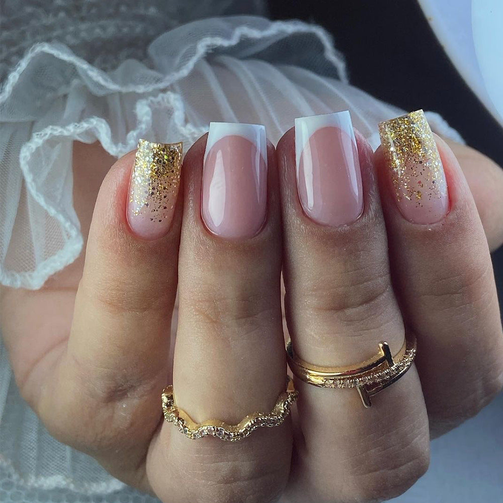 Glamouröse Nagelverlängerungen mit glitzerndem Akzent Karnz