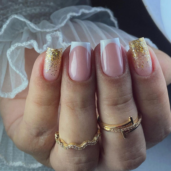 Glamouröse Nagelverlängerungen mit glitzerndem Akzent Karnz