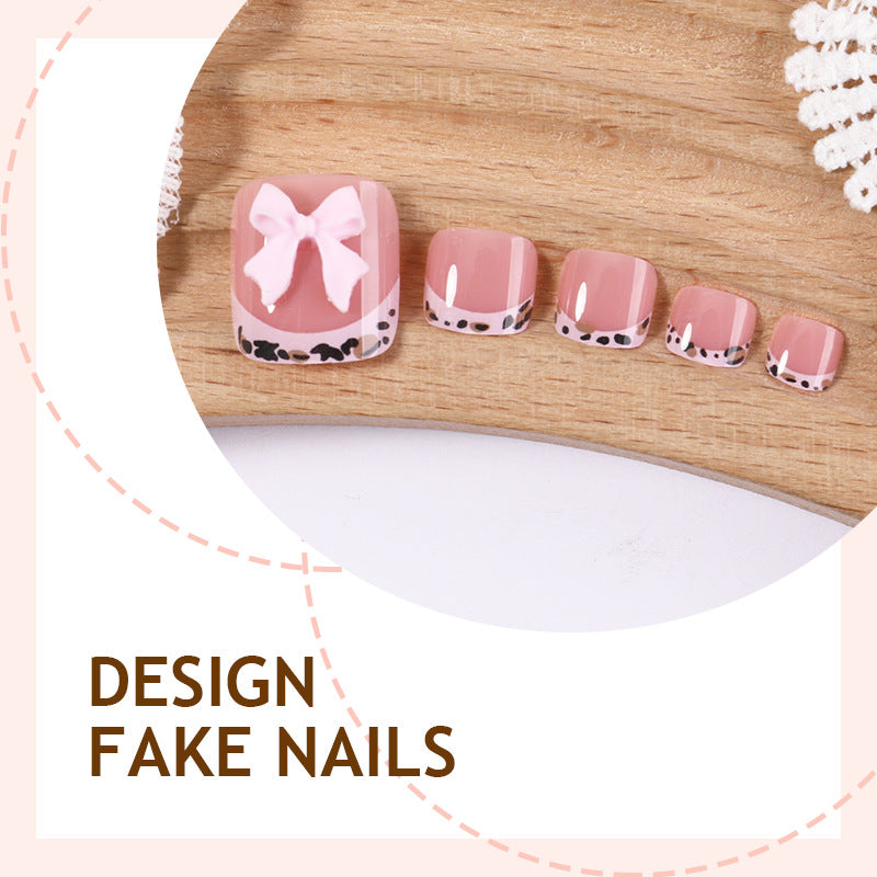 Kunstnagelset mit eleganten Schleifen und luxuriösen Designs Karnz