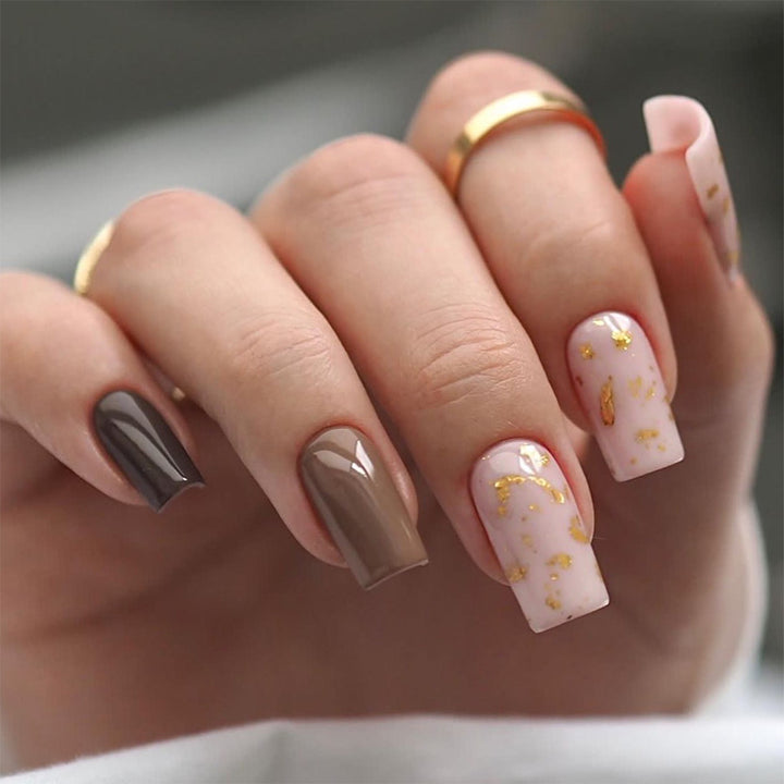 Kunstvolle Nagelverlängerungen mit elegantem Blattmuster Karnz