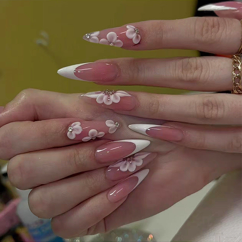 Elegantes Kunstnagelset mit floralem Design und Glitzerakzenten Karnz