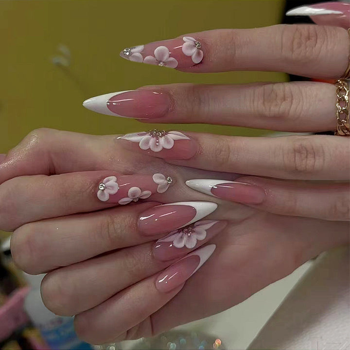 Elegantes Kunstnagelset mit floralem Design und Glitzerakzenten Karnz