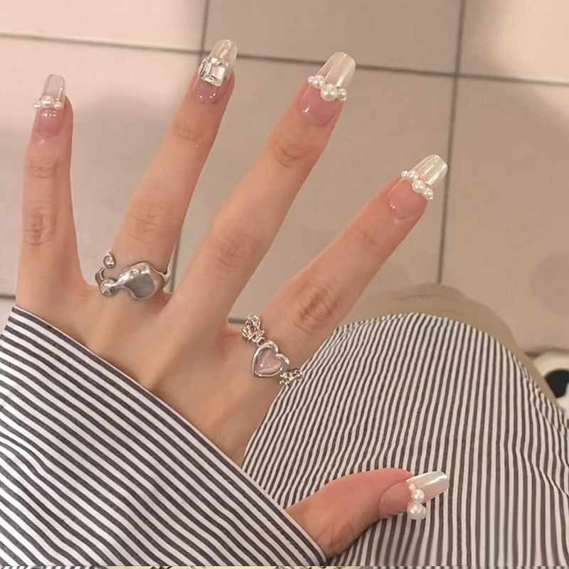 Elegante Press-On Nagelkunst mit Perlen- und Strassakzenten Karnz