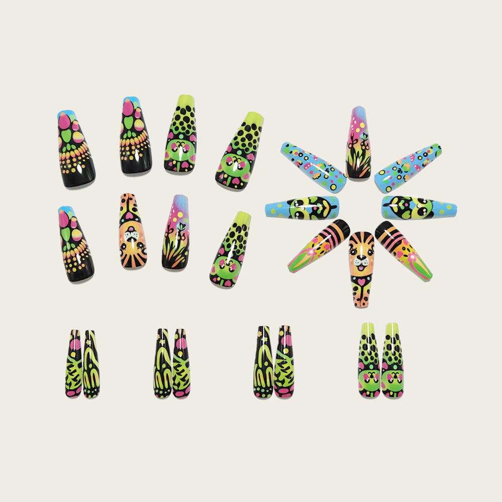 Aufwendige Nagelkunst mit Tiermotiven Karnz