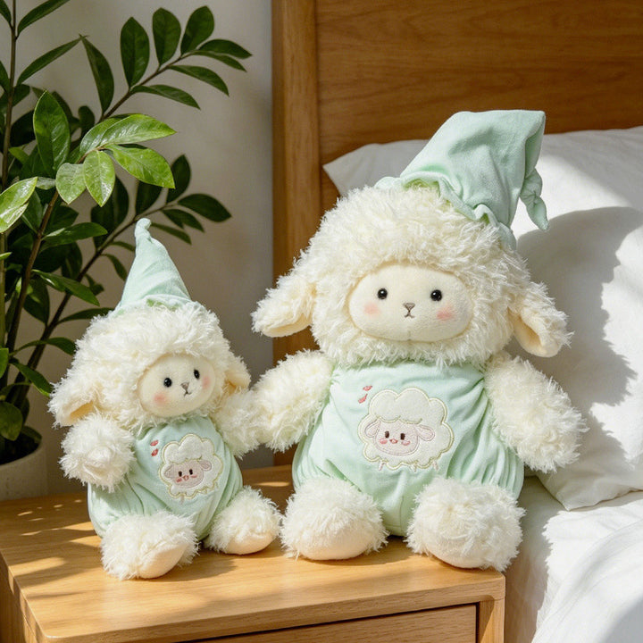 Plüsch Lamm Kuscheltier mit gesticktem Overall und Schlafmütze Karnz