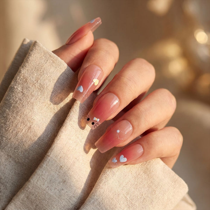 Künstlerisches Press-On Nageldesign mit süßen Charaktermotiven Karnz