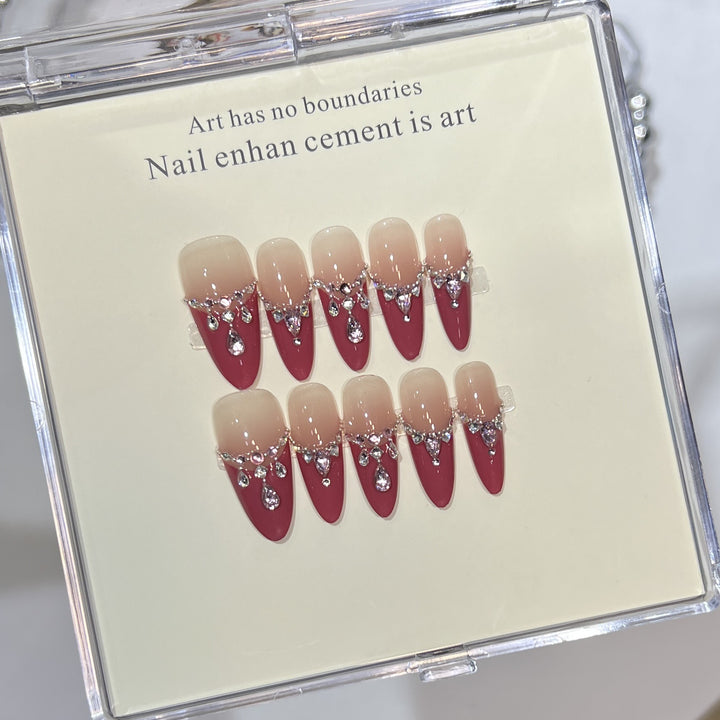 Luxuriöses Press-On Nagelkunst Set mit Strassdetails Karnz