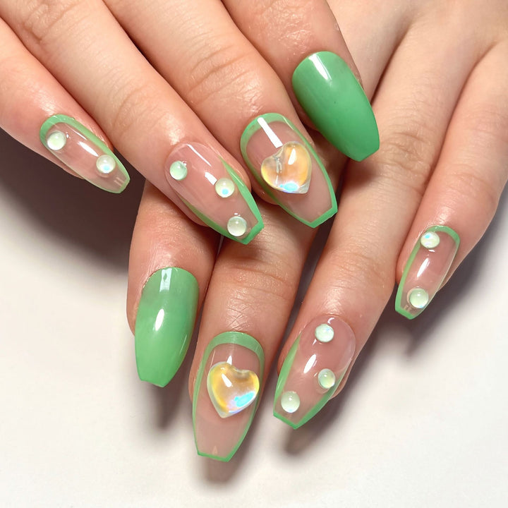 Kreative Nagelkunst mit Glitzer- und Herzverzierungen Karnz