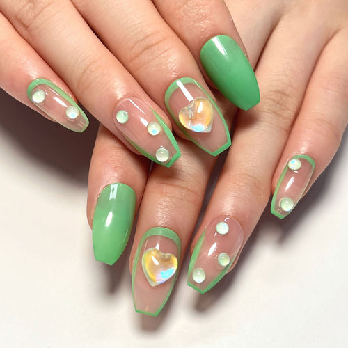 Kreative Nagelkunst mit Glitzer- und Herzverzierungen Karnz