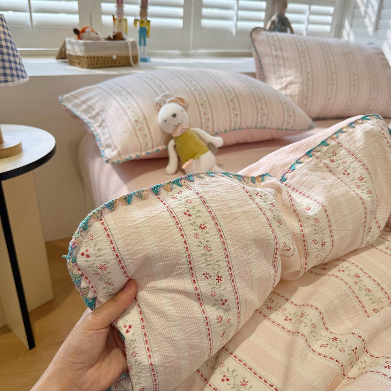 Gepatchtes Blumenstreifen-Bettüberwurf-Set mit handgehäkeltem Rand