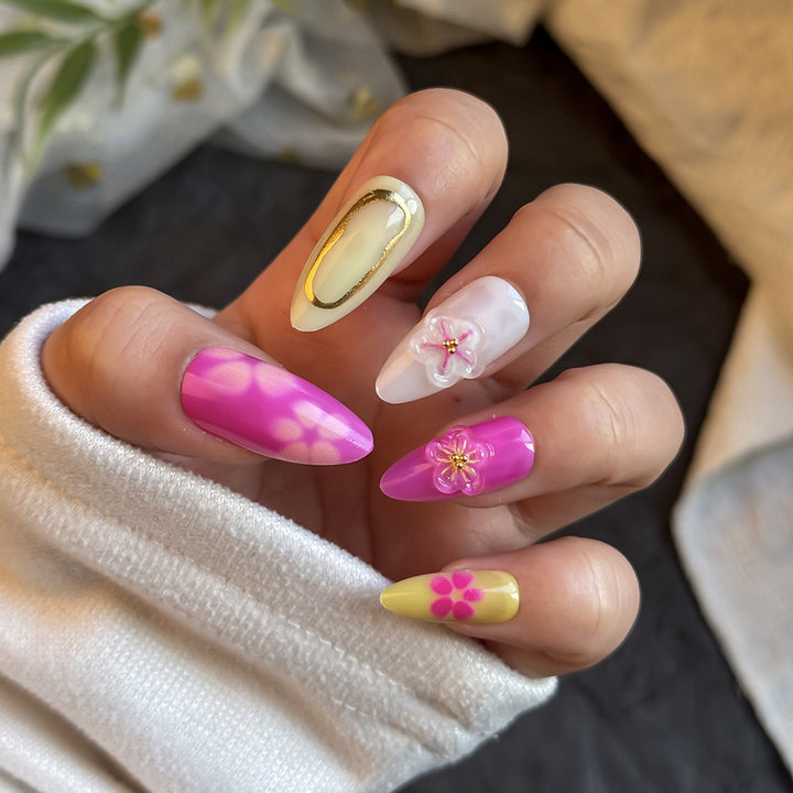 Künstlerisches Press-On-Nagelset mit Blumendesign Karnz