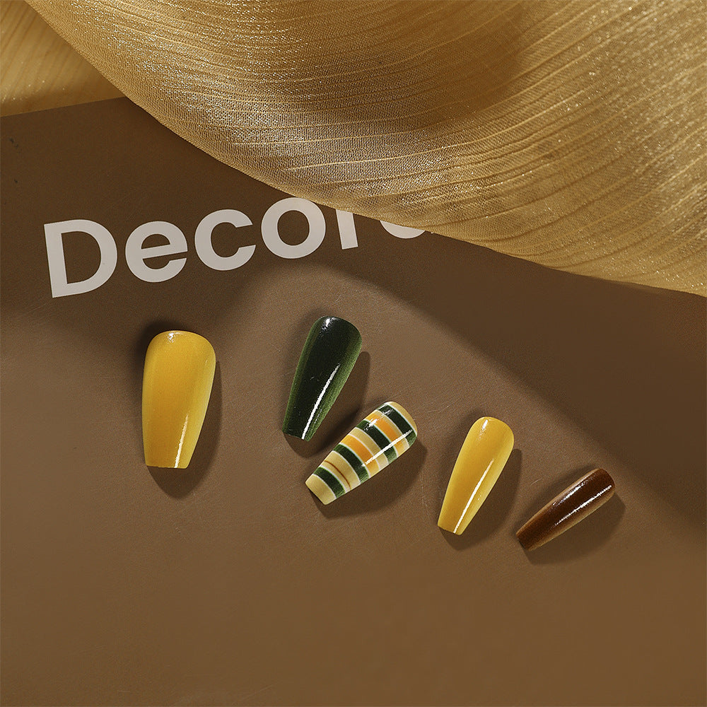 Kunstnägel mit modernem geometrischem Design Karnz