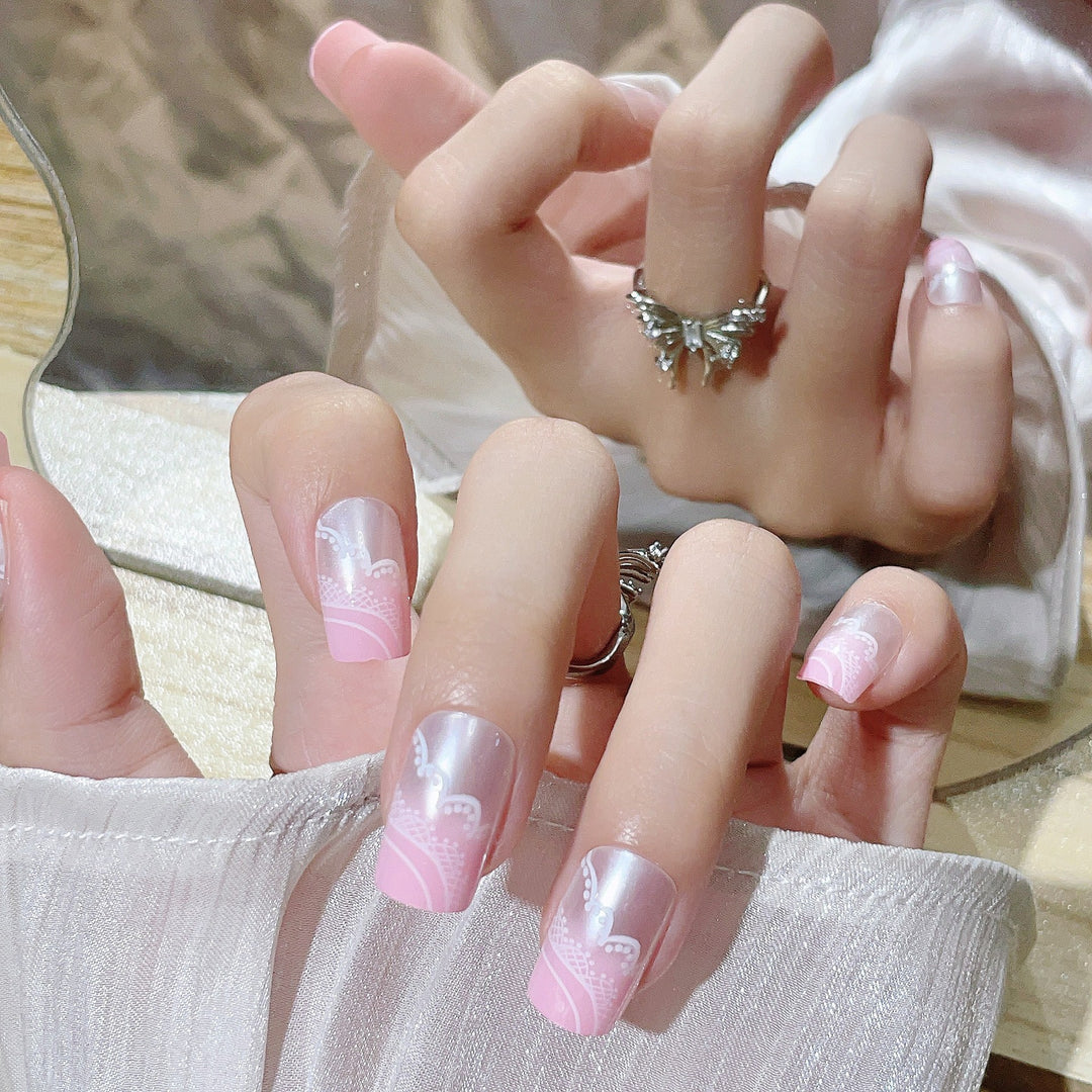 Elegantes Press-On Nagelkunst-Set mit kompliziertem Design