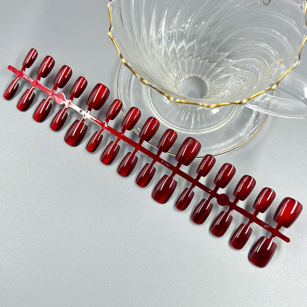 Glänzende rote Press-On-Nagelset Karnz