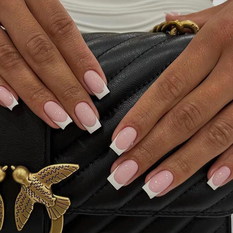 Kunstnagelset mit stilvollem French Design Karnz