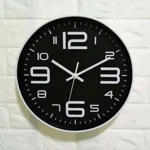 Wanduhr mit großem Ziffernblatt und modernem Design Karnz