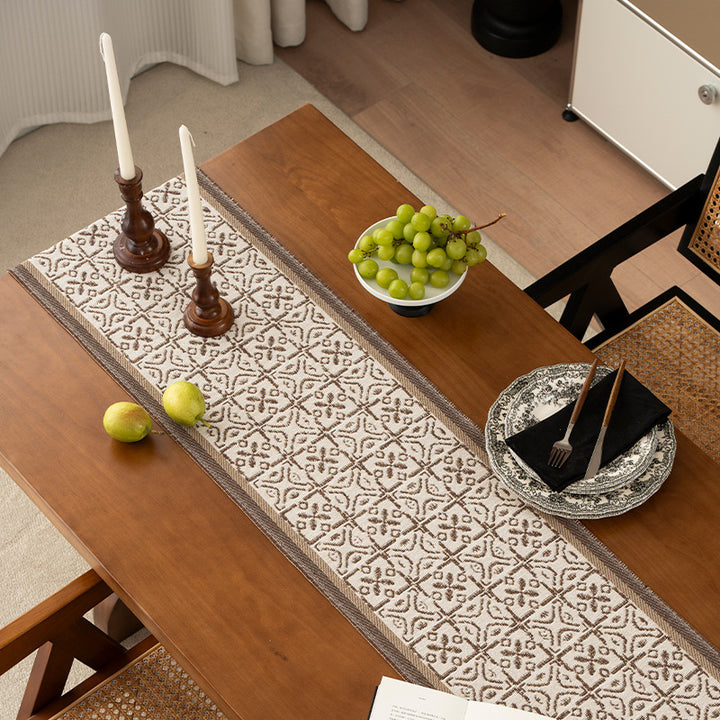 Dekorativer Tischläufer mit gewebtem Ornament-Jacquard und fein gesäumten Kanten Karnz