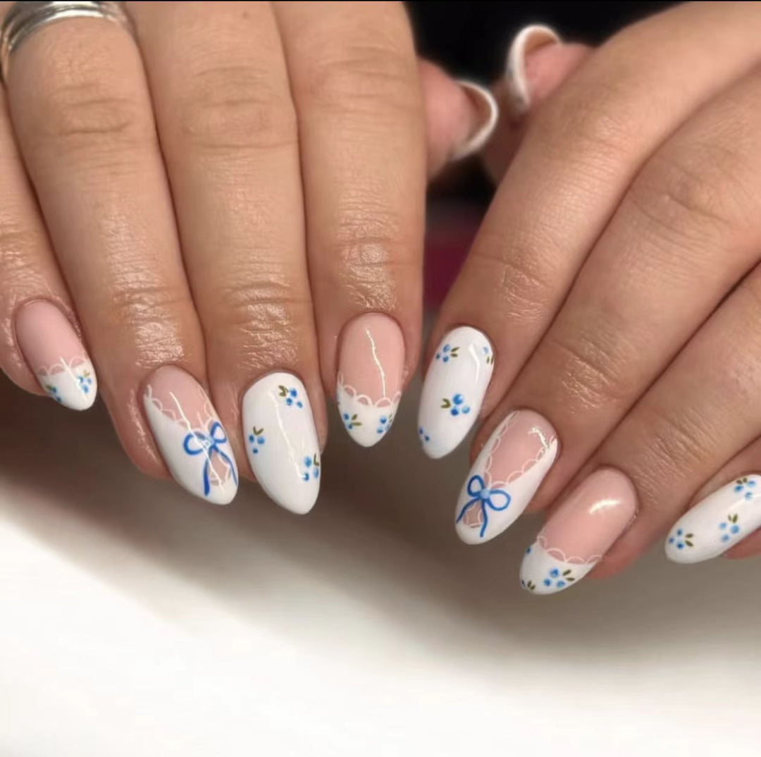 Kunstnägel mit Charmantem Blumen- und Schleifendekor Karnz