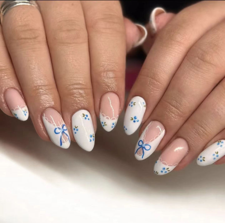 Kunstnägel mit Charmantem Blumen- und Schleifendekor Karnz