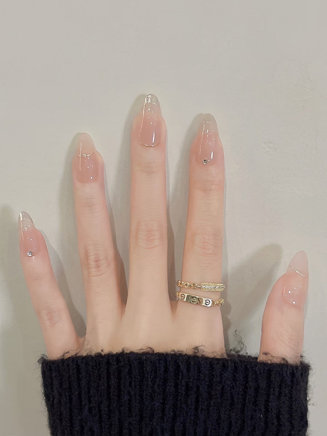 Elegantes Press-On Nagelkunst Set mit schicken French Tips und Edelsteindetails