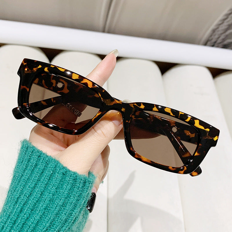 Damen moderne, geometrische Sonnenbrille mit stilvollem, robustem Rahmen Karnz