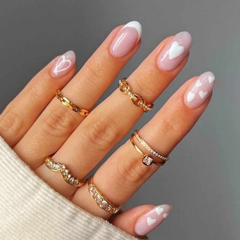 Elegante Kunstnägel mit Herzen und Glitzer Karnz