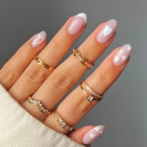 Elegante Kunstnägel mit Herzen und Glitzer Karnz