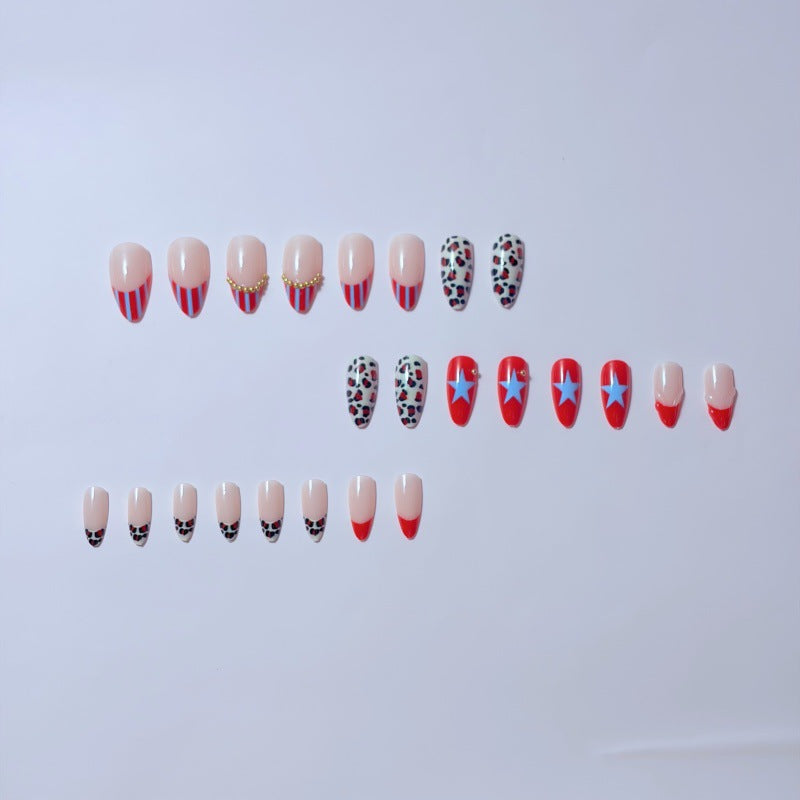 Kunstvolle Nagelspitzen im Retro-Stil Karnz
