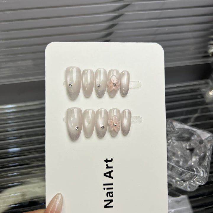 Elegantes Press-On-Nail-Art-Set mit floralen Akzenten